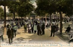 Vichy CPA the large alley of the park towards the palate of the sources
