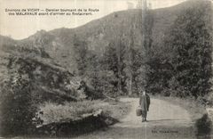 Umlagerungen des letzten Vichy CPA Drehens der Strasse von Malavaux bevor dem Ankommen in der Gaststatte