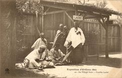 CPA Exposition d'Orleans 1905 Au village noir FAmille Laobe TOP (Afrique Africa petits metiers)