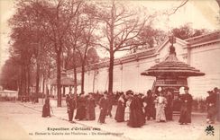 CPA Exposition d'Orleans 1905 DEvant la galerie des machines Un kiosque original