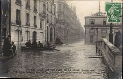 CPA Floods bets the great rising of the Seine (January 1910) Service of splashing in the street of Lille for the ravita
