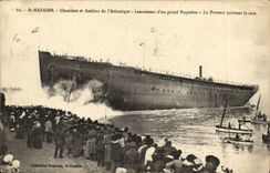 CPA St Nazaire Building sites and workshops of the Atlantic launching of a large steamer Provence