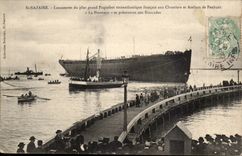 CPA St Nazaire Launching of the largest Penhoet steamer Provence with the piers