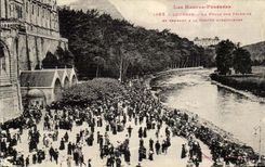 Lourdes - Crowd with the Pilgrims - the Miraculous Cave - CPA
