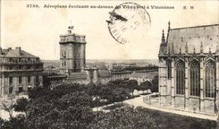 CPA Aeroplan evoluatn with the dessu of the strong old man has Vincennes