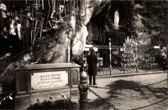 Lourdes CPA the 25 to fevreir the 1858 virgin drink with the fountain and wash you there