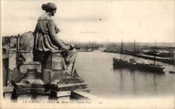 Le Havre - Statue des Museums und vor Hafen CPA
