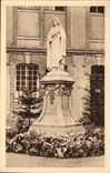 CPA Statue von Sainte Therese des Jesus-Kindes im Gericht des Hereinkommens von CAmrel de Lisieux