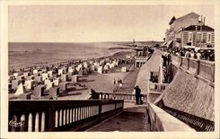 Soulac on Sea CPA the beach and the boulevard