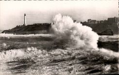 Biarritz CPA Effet de vagues Dans le fond la plage (phare lighthouse)