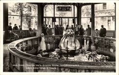 Vichy - Source de la Grande Grille temperature 41 debit 3000 litres a l'heure - CPA 