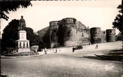 Angers - Statue of King Rene in front of the castle or he was born - CPA