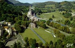 Lourdes - die Basilika und Basiique Untertageschwarzweiss-die Str X - CPA