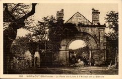 Noirmoutier CPA the door of the Lions to the abbey of the White one