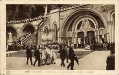 Lourdes CPA Blessing of Saint the Sacrament in front of the rosary