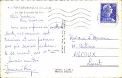 Hafen des Boote MODERNEN KARTEN-Meeres durch die Kiefern