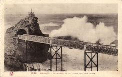 Biarritz CPA Le rocher de la vierge par gros temps
