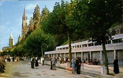 Lourdes MODERN CARD Waiting of the patients in front of the swimming pools