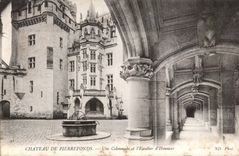 Pierrefonds CPA Chateau Une colonnade et l'escalier d'honneur