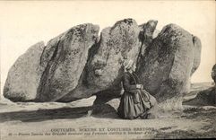 CPA Breton Habits Manners and costumes Pierre sacree of the Druids giving to the sterile women happiness to be mother