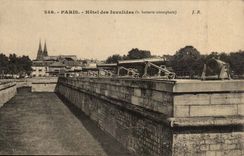 Paris (7th) CPA Hotel of Invalides (guns)