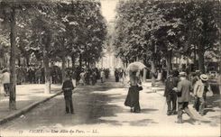 Vichy CPA LUne allee du parc