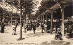 Vichy CPA Le parc et la galerie couverte