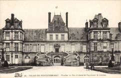Palate of Fontainebleau CPA Escalier of the horseshoe and frontage on the castle