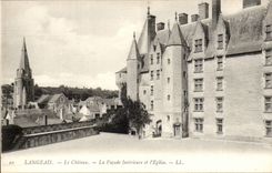 Langeais CPA le chateau La facade interieure et l'eglise