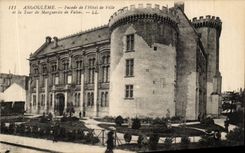Angouleme CPA Facade de l'hotel de ville et la Tour de Marguerite de Valois