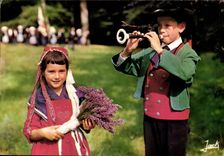 MODERNE KARTE Folklore der Bretagne-jungen Madchen und des Glockenweckers im Kostum von Baule
