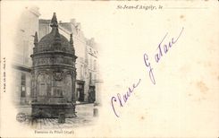 Saint Jean d' Angely CPA Fountain of the pilori (1546)