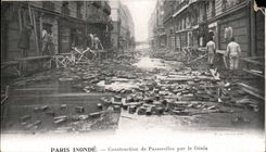 Paris CPA Paris floods Construction of footbridges by the Genius Publicity Kabiline Teinture of households