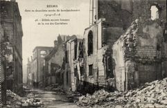 CPA Reims Bombardierung bleibt der Strasse von Cordeliers noch rauchen