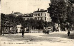 Vittel CPA Entrance of the park and the hotel of the sources