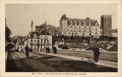 pau CPA Le chateau et la rue du 14 juillet