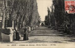 Arles CPA Arlesiennes in Alyscamps Allee of the tombs