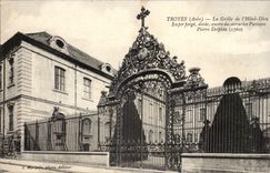 Troyes CPA the grid of the hotel God Out of wrought iron golden work of the Parisian metal worker Pierre Delphin (1760)