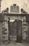 CPA Vire Un portail rue du Neubourg Lions