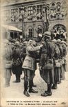 Paris CPA Defiles de la victoire a Paris 14 juillet 1919 A l'hotel de ville Le Marechal Foch decore un Poilu