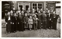 Paris CPA Exposition internationale 1937 Esplanade des Invalides groupe de population de Lilliput (nains dwarfs petite