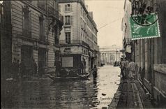 Paris Venice CPA Floods 1910 Secours doors with the inhabitants of the street of Burgundy