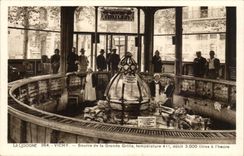 Vichy CPA Source de la grande grille 