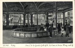 Vichy CPA Source de la grande grille 