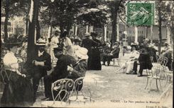 Vichy CPA Le parc pendant la musique