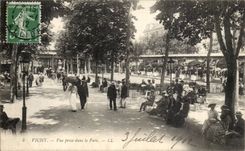 Vichy CPA Vue prise dans le parc