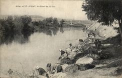 CPA Vichy Les rives de l'Allier (lavandieres)