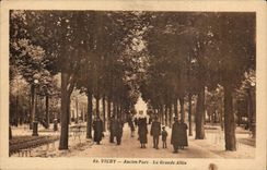CPA Vichy Ancien parc La grande allee