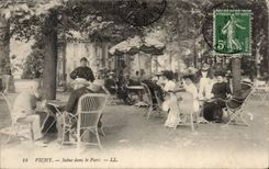 Vichy - Scene dans le Parc - CPA 