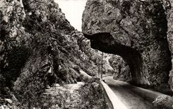 Le defile de la Pierre Lys CPM les rochers surplombant la route